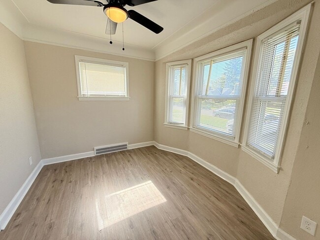 Building Photo - This beautifully updated 3-bedroom, 1-bath...