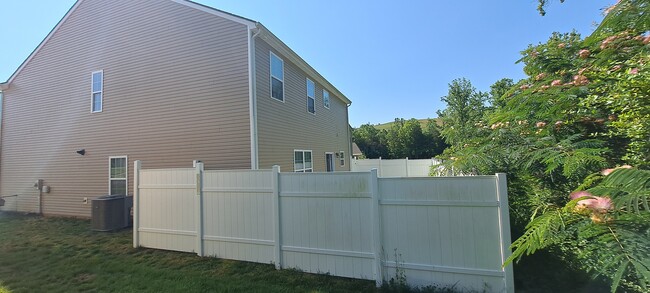 Building Photo - 1527 Sergeant Ln
