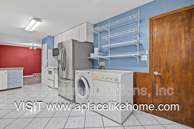 Building Photo - 6535 Melrose Ln