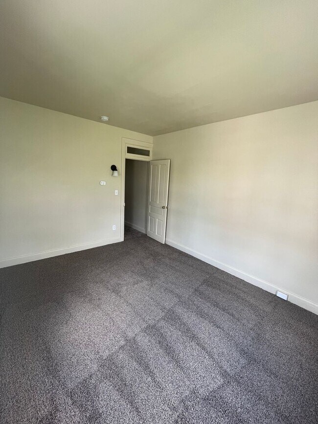 Building Photo - 3 Bedroom Single Family Home in Harrisburg!