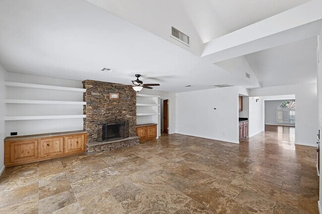 Building Photo - SPARKLING PRIVATE POOL, BEAUTIFUL HOME, UNBEATABLE LOCATION!