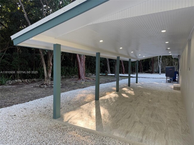 Building Photo - 219 S Bay Harbor Dr