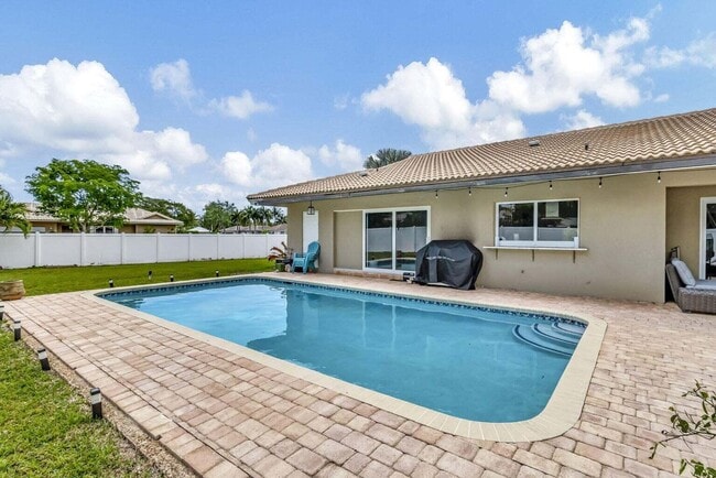 Building Photo - 5660 Golfway Dr