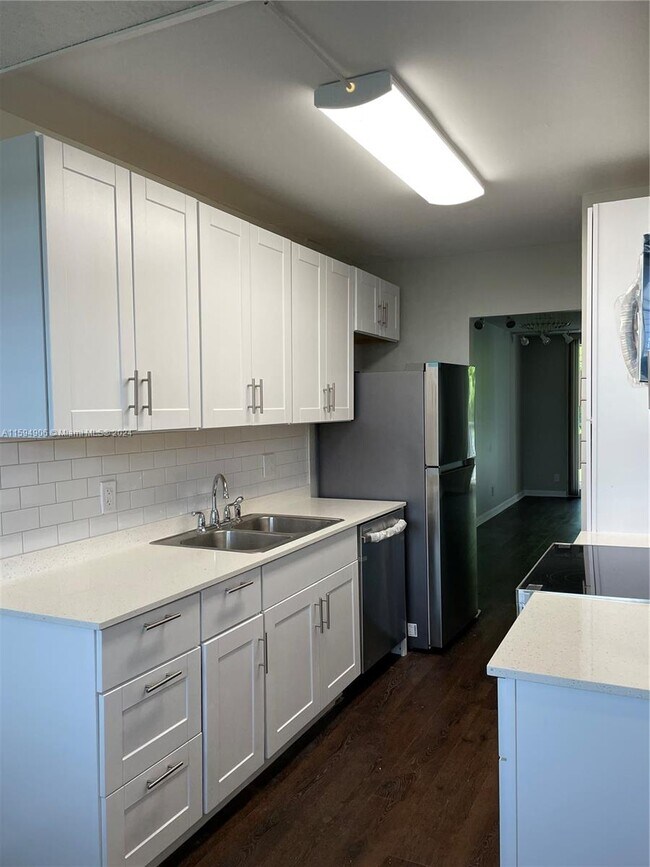 Building Photo - 250 Jacaranda Dr