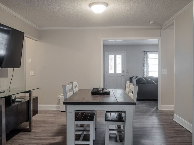 Building Photo - 411 College Blvd