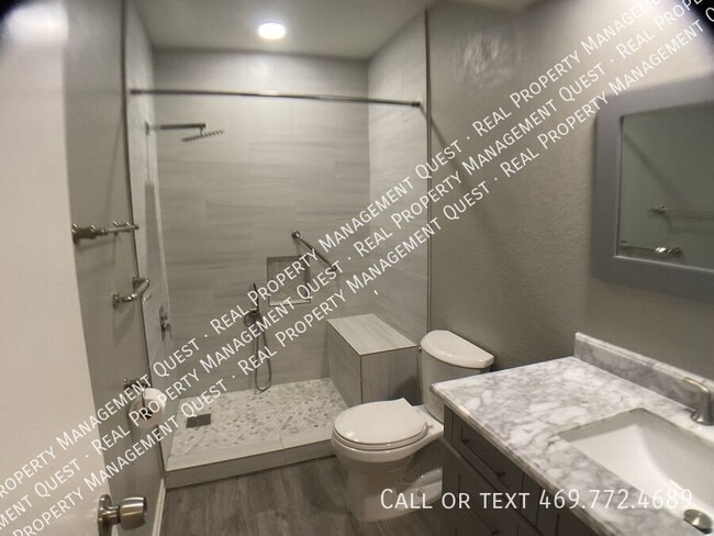 Building Photo - 3433 Country Club Dr