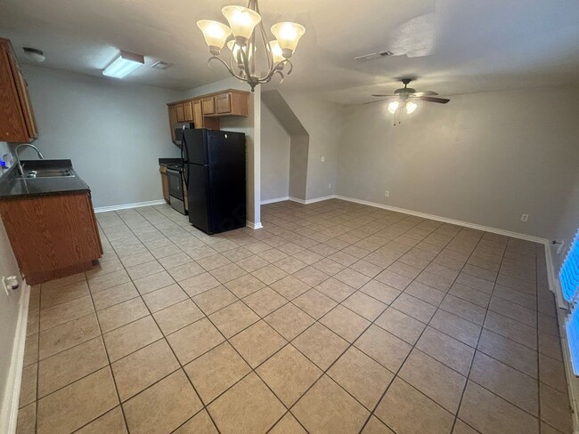 Building Photo - COMING SOON!! 3 Bedroom Duplex in Farmington!