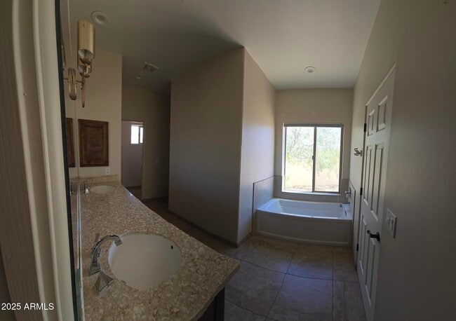 Building Photo - 839 W Hermosa Dr