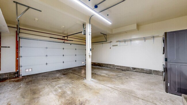 Building Photo - Cozy 2 Bedroom 1.5 Bath with Private Yard and Two Car Garage !