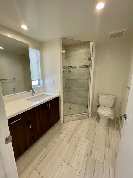 Building Photo - 6133 Fountain Ave