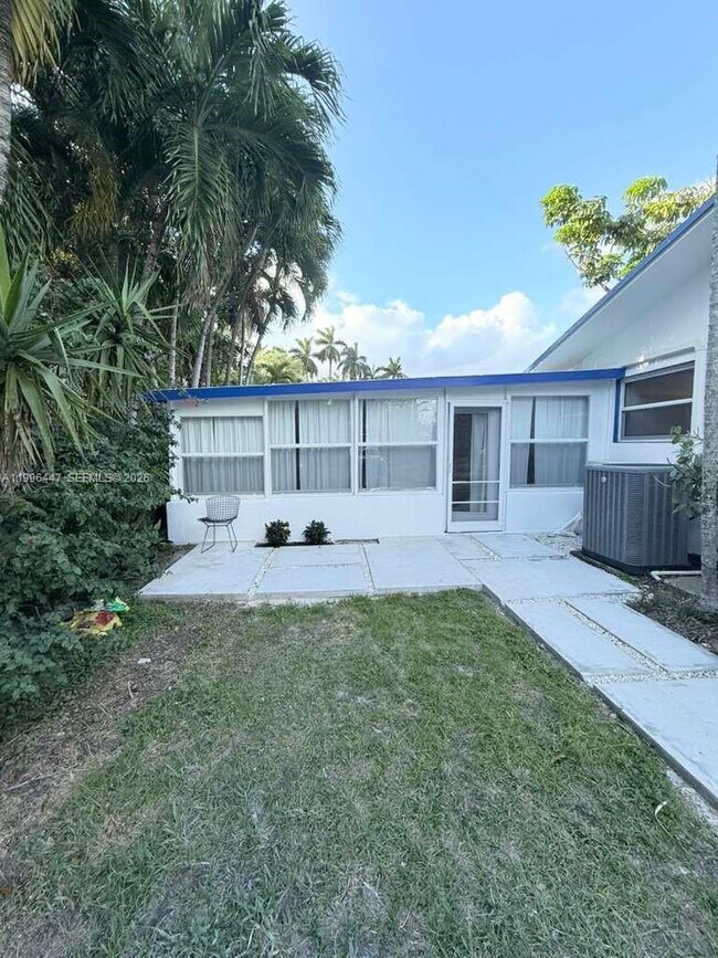 Building Photo - 325 NE 131st St