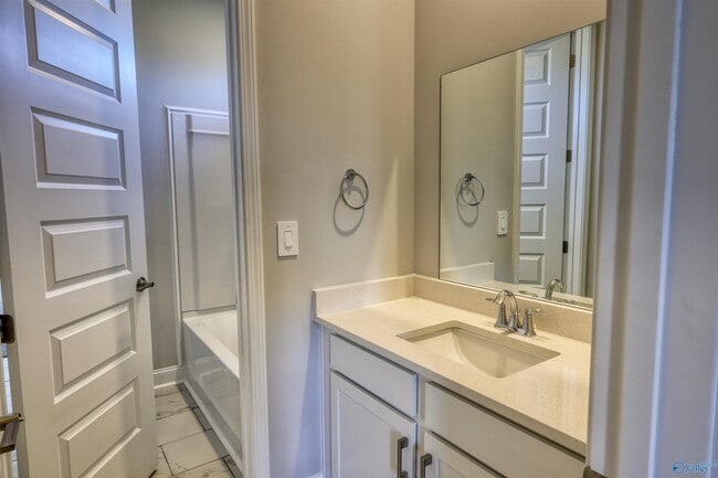 Building Photo - 102 Clift Crk Dr