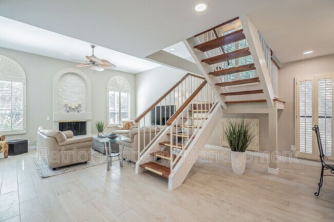 Building Photo - 10527 E Fanfol Ln