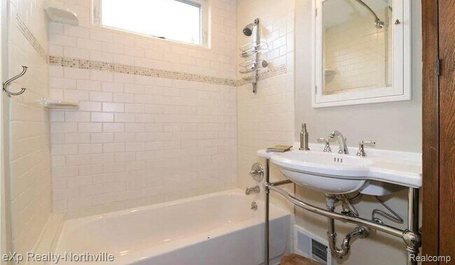 Building Photo - 212 S Pontiac Trail