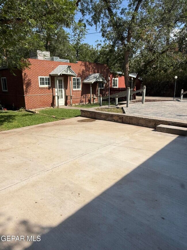 Building Photo - 258 Riverside Dr