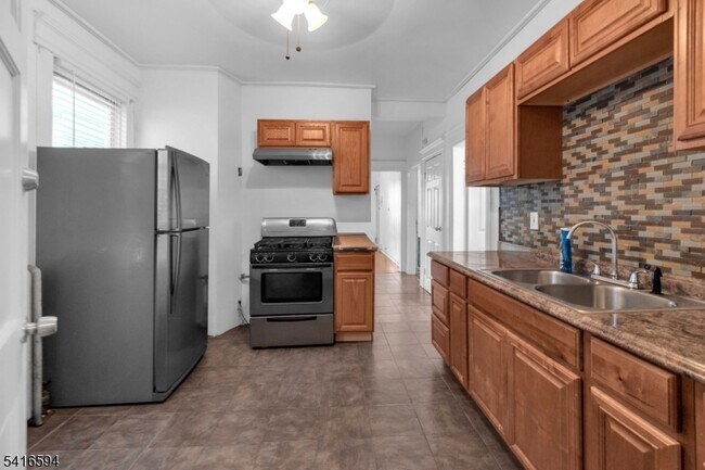 Building Photo - 19 N 7th St