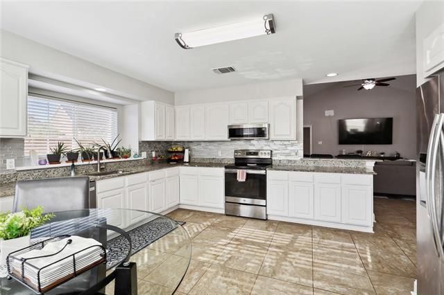 Building Photo - 115 Savanna Dr