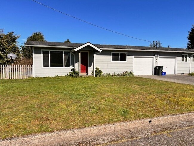 Building Photo - 0403 - Lewis Duplex