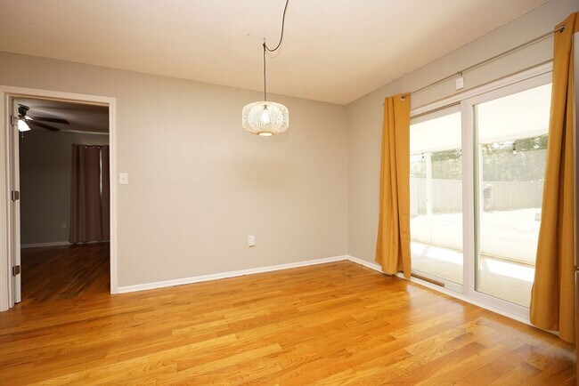 Building Photo - 4 Bedroom Home in Valparaiso- Near Eglin AFB