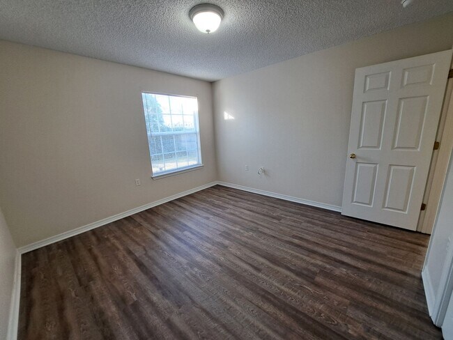 Building Photo - Cute 2BR/1BA in NE Pensacola