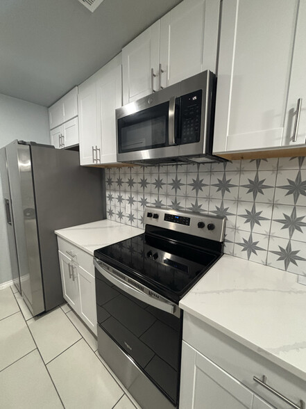 Building Photo - 1212 N Creek Dr