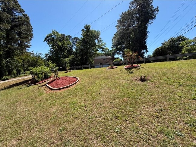 Building Photo - 3336 Camelot Dr NE