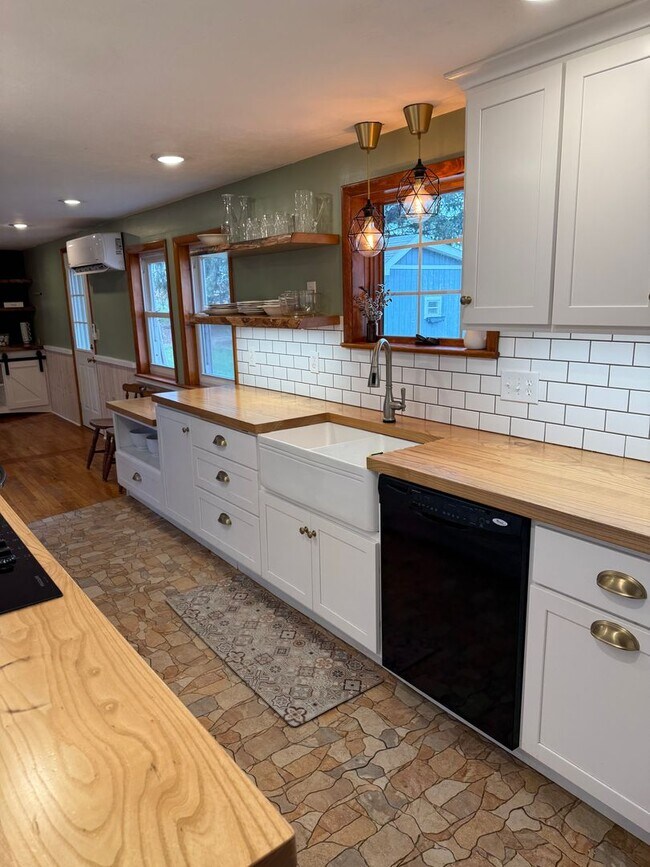 Building Photo - 558 Shippensburg Rd