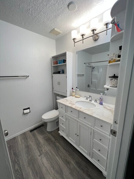 Bathroom - 264 E 500 N