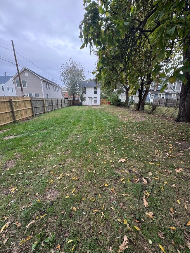 Building Photo - Fully renovated inside and out -  3 bedroo...