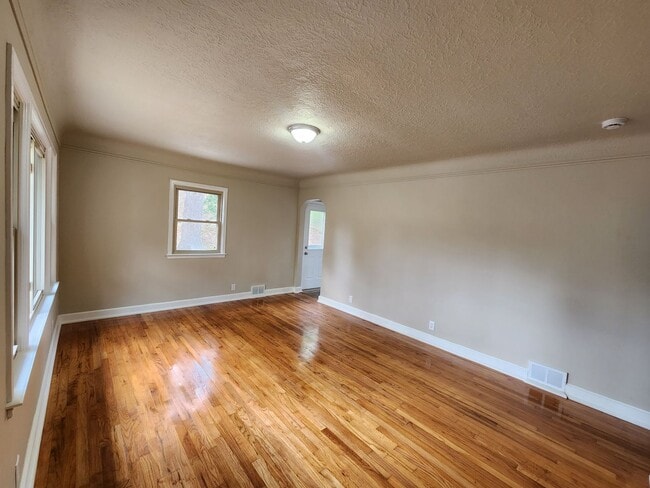 Building Photo - Spacious 2 Bedroom Ranch Home