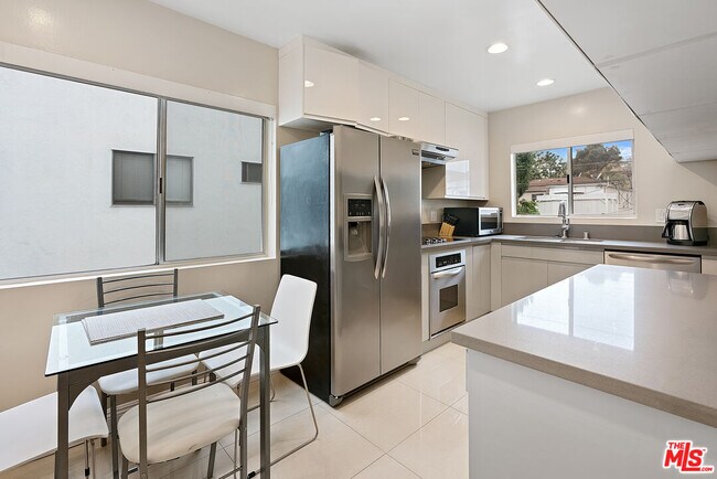 Building Photo - 419 N Oakhurst Dr