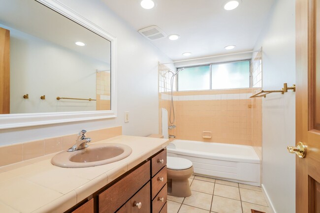 Building Photo - Beautiful 4 bed 2.5 bath Lake Forest Park ...