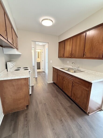 Building Photo - Goldenstar