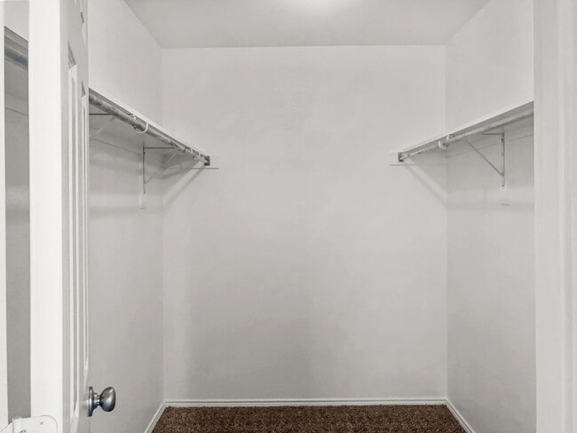 Building Photo - Spacious 1 Story Home!