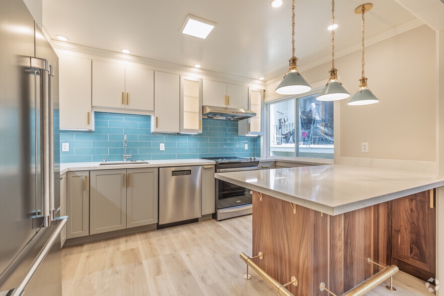 2BR, 1BA - 800SF - Kitchen - 412 Richmond Dr