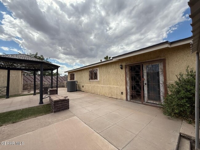 Building Photo - 966 Geronne Dr