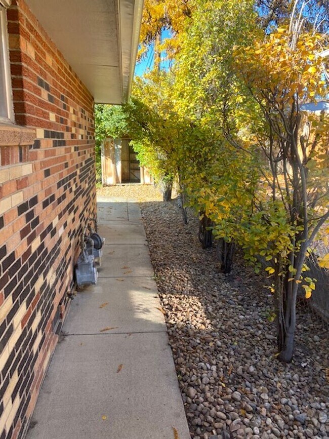 Building Photo - 1 Bedroom & 1 Bath Duplex