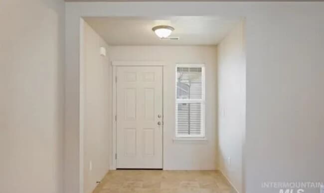 Building Photo - "Charming 3-Bed, 2-Bath Home with Spacious...