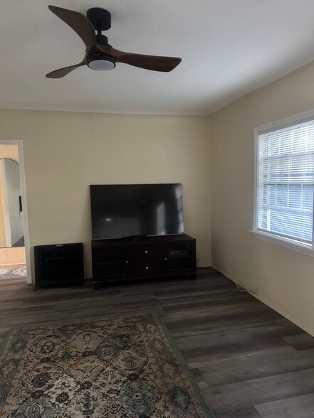 Building Photo - 9932 Beverly St