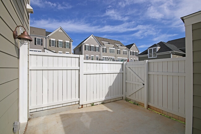 Building Photo - Pet-Friendly Old Trail Townhome