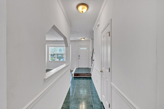 Building Photo - 518 S Lake Cir