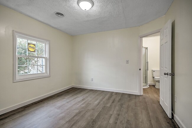 Building Photo - 4 Bedrooms 3 Baths Bristol TN