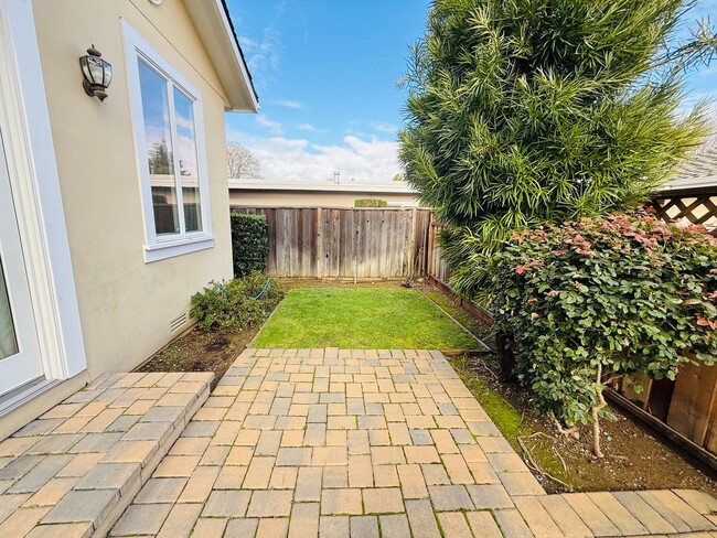 Building Photo - Desirable Mountain View 4 Bed + 3 Bath Home. Close to Bubb Elementary. Great Location.