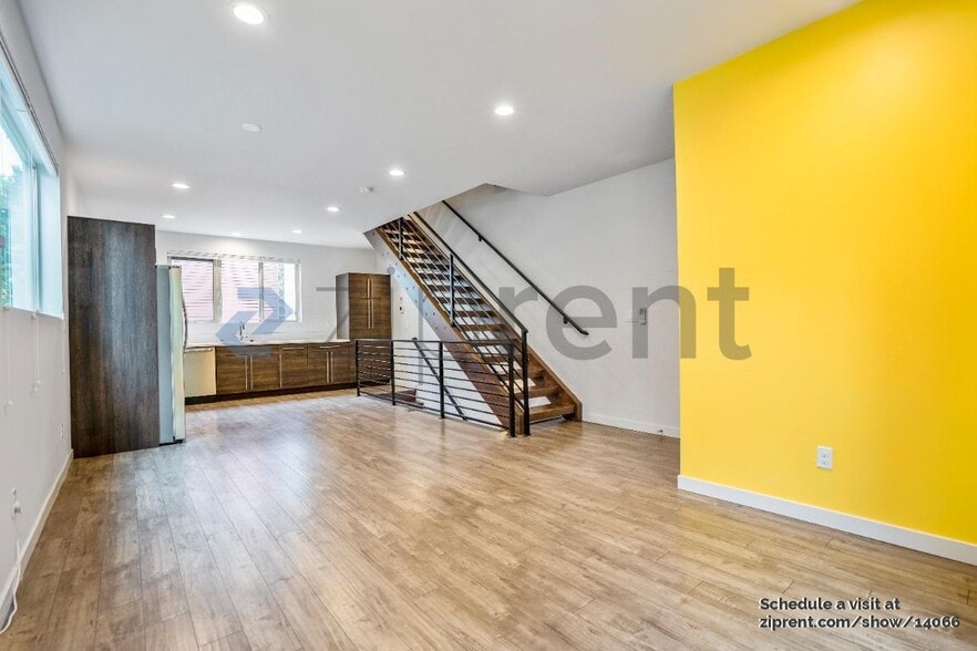 Building Photo - 9607 Roosevelt Way NE