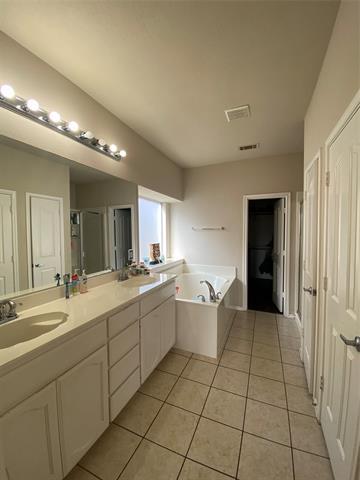 Building Photo - 6037 Horse Trap Dr