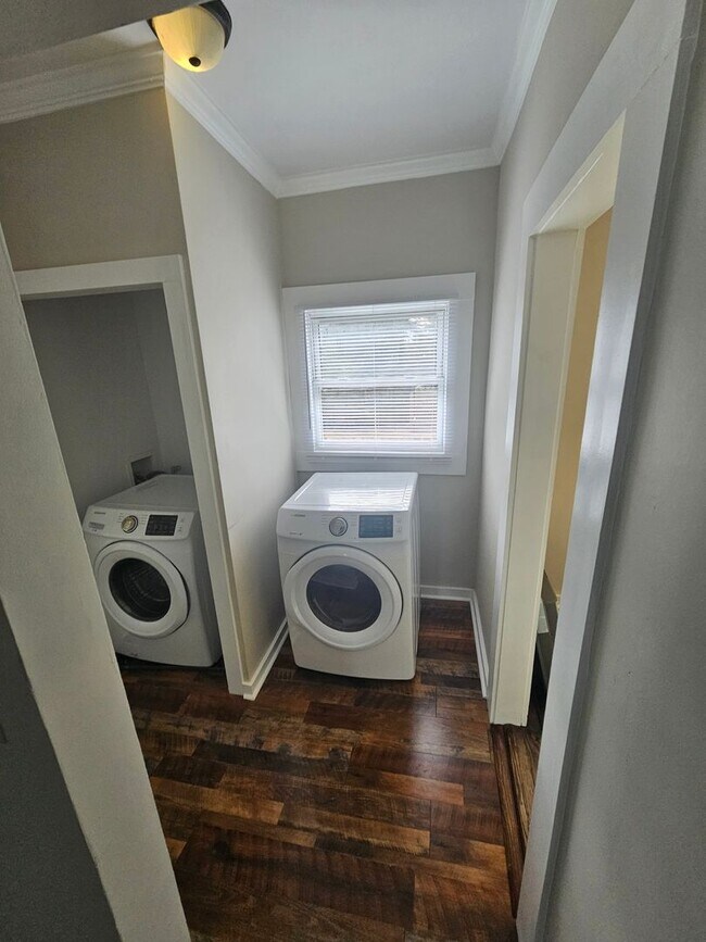 Building Photo - Historic Charm combined with Modern convenience 3 bedroom 2.5 bath spacious home