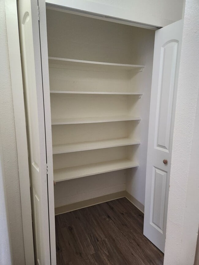 Extra Large one bedroom unit AVAILABLE NOW! 337 Ululani St Hilo HI