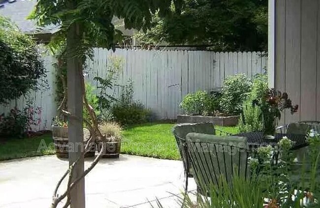 Building Photo - 1138 NE Conser Pl