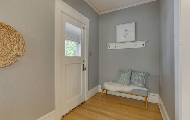 Building Photo - Charming 2-Bedroom Home for Rent near Univ...