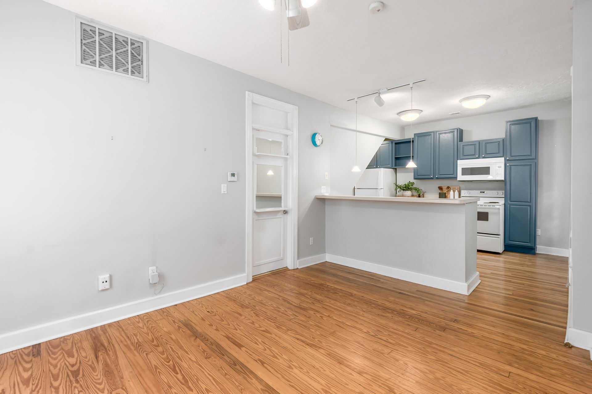 Living Room - 36 E Kossuth St